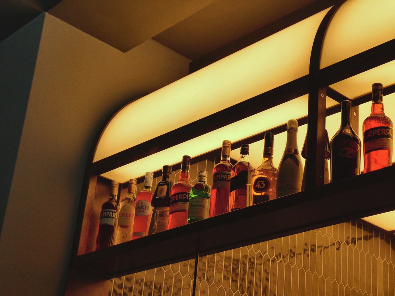 Das beleuchtete Flaschenregal der Bar