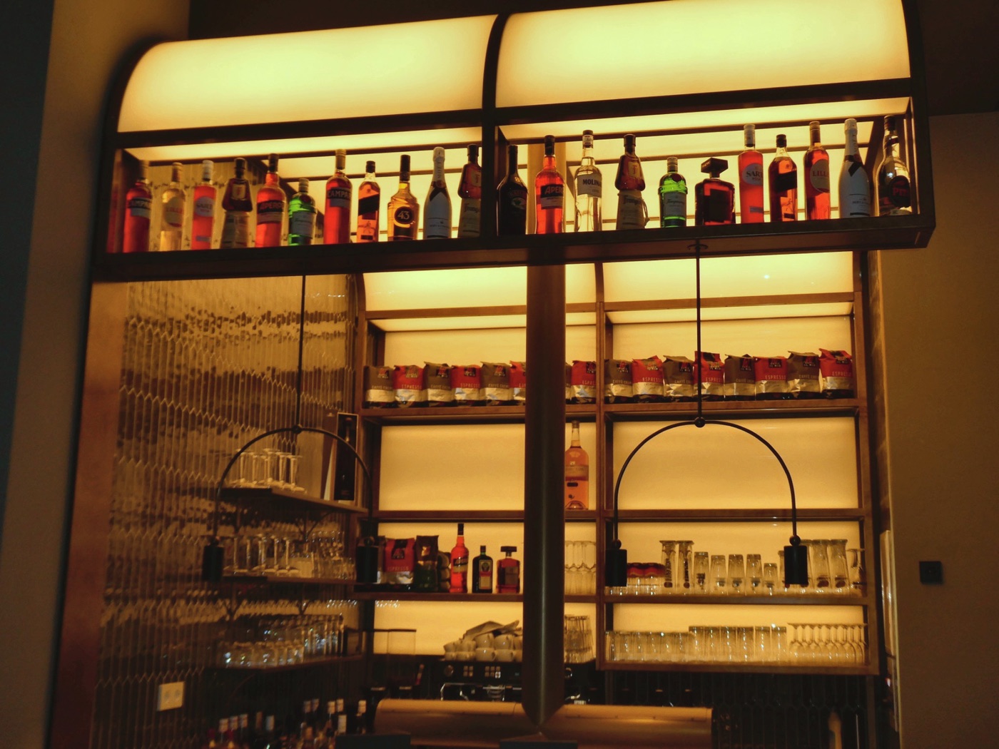 Das beleuchtete Flaschenregal der Bar