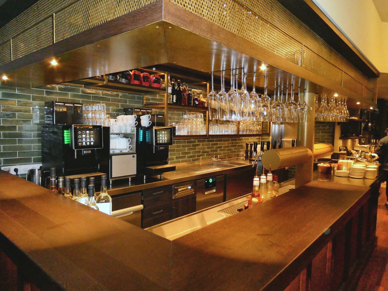 Die Arbeitsfläche hinter der Bar