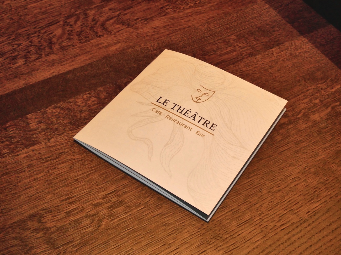 Die Speisekarte des Le Théâtre auf Holz