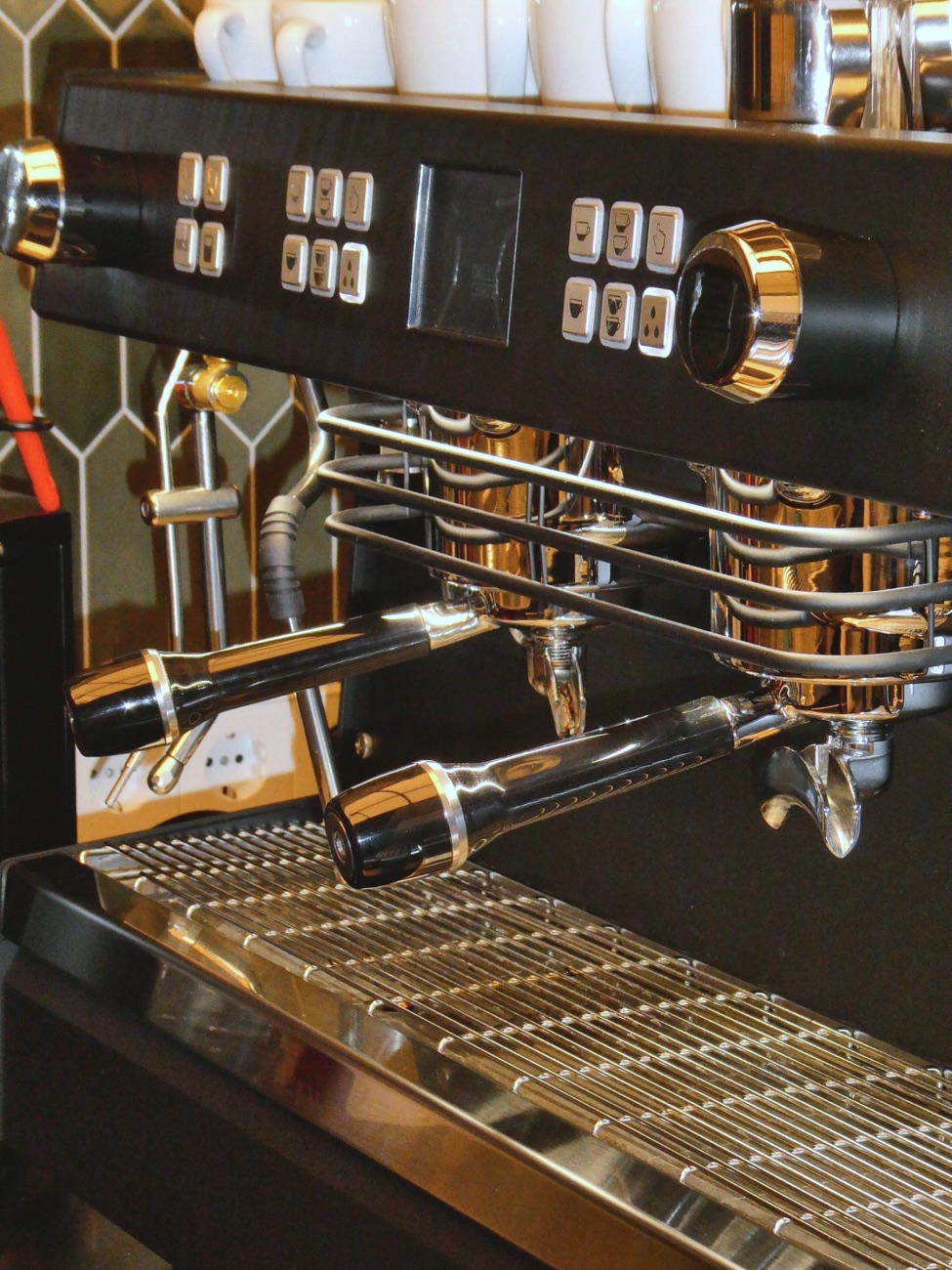 Die Siebträgermaschine an der Bar