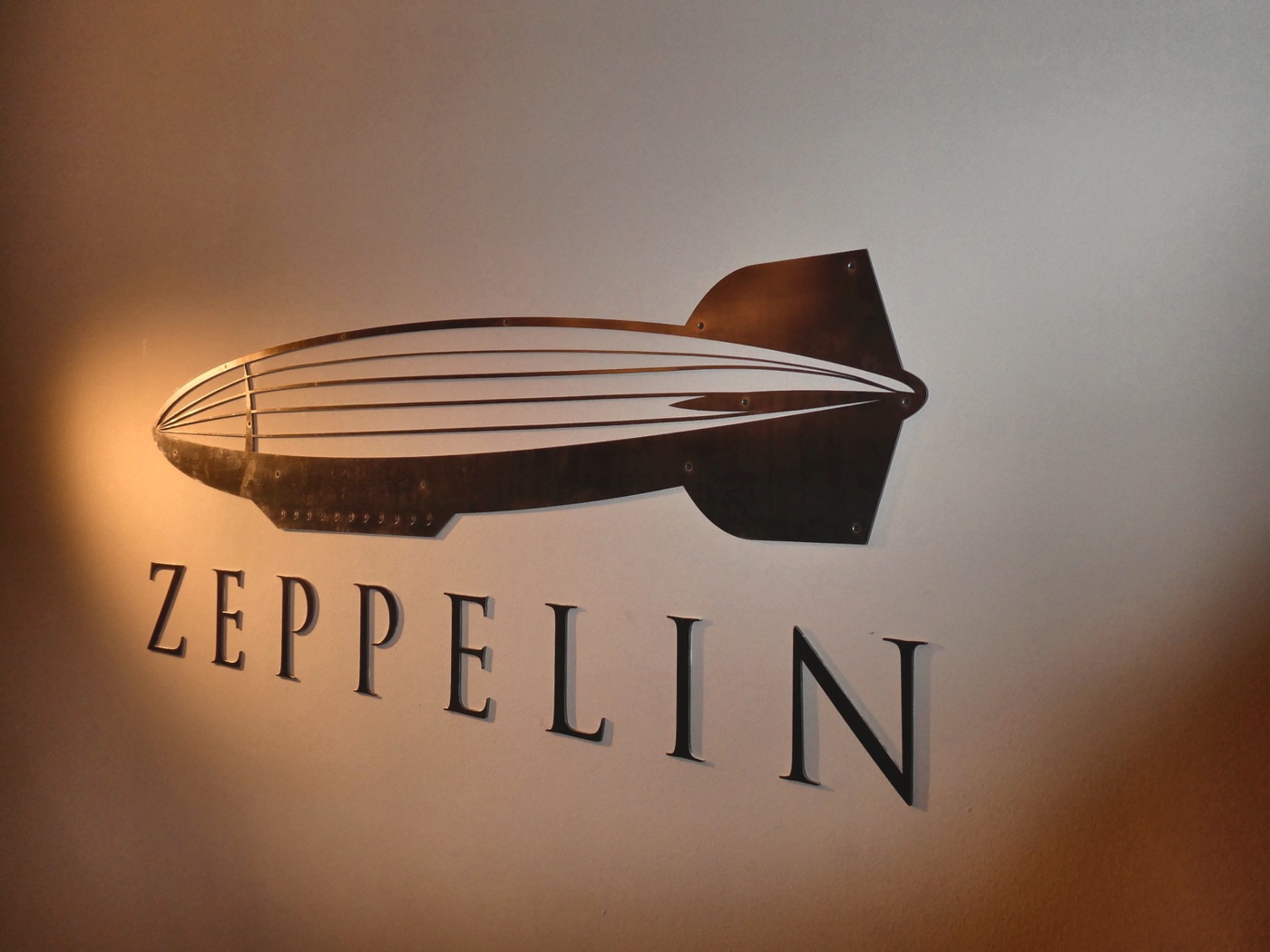 Zeppelin-Bereich mit markantem Blech-Element