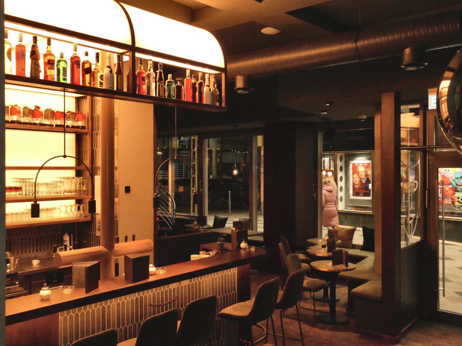 Die Bar „The Show“ auf ihrem Podest