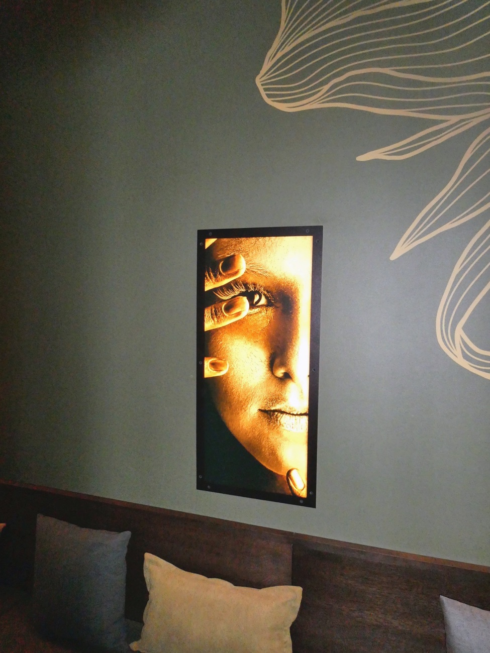 Leuchtkasten mit goldenem Porträt